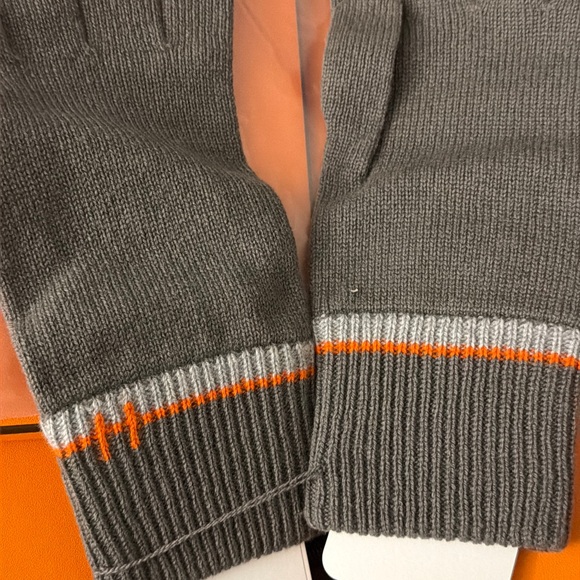 Brand new in packaging Hermes mittens - Picture 2 of 4